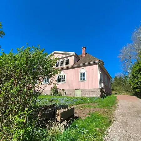 Dom wakacyjny In A Pink House In *
